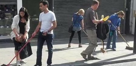 Un grupo de ciudadanos londinenses se han organizado a través de las redes sociales para barrer las calles de Londres tras los disturbios de los últimos días