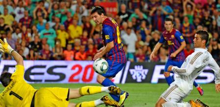 Lionel Messi deja de rodillas a Cristiano Ronaldo y sin ninguna opción a Iker Casillas, en el segundo gol ante el Real Madrid, en la final de la Supercopa de España, que ganó el Barça 3-2