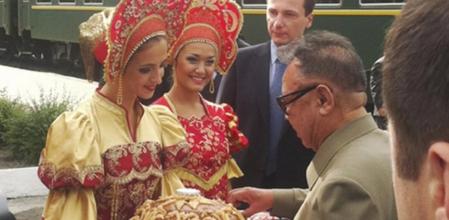 Kim Jong Il es agasajado a su llegada a la estación de Bureya, en Siberia.