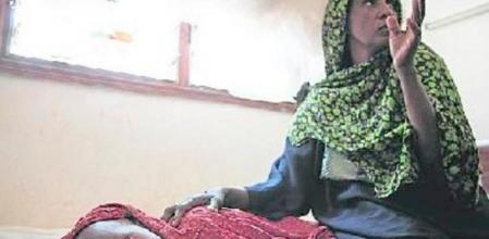 Barey Mohammed (de 35 años) junto a su hijo Dekow Hussain, de dos. Hace un año tenía 300 cabras, la sequía ha acabado con todas y no tiene qué dar de comer a sus hijos