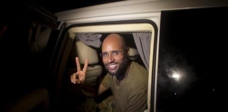 Saif al Islam, uno de los hijos de Muamar al Gadafi, en una imagen tomada el 23 de agosto de 2011 en el hotel de la prensa en Trípoli, durante la guerra de Libia