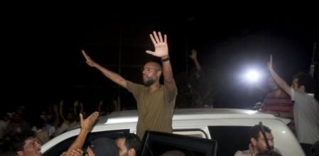 El hijo menor de Muamar al Gadafi, Saif al Islam, durante su aparición en el hotel de la prensa en Trípoli el pasado mes de agosto