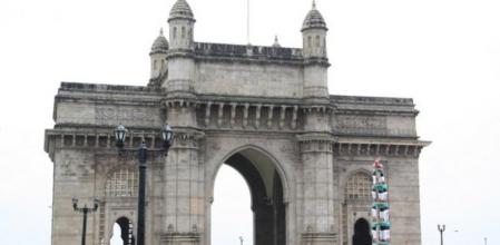 Los castellers de Vilafranca exhibieron sus habilidades levantando sus construcciones ante la Puerta de la India