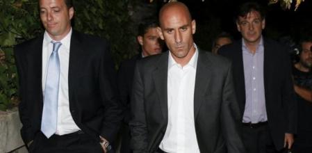 El presidente de la Asociación de Futbolistas Españoles (AFE), Luis Rubiales (c), a su salida de la reunión entre la AFE y la Liga de Fútbol Profesional (LFP)