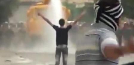 Un manifestante se planta ante un cañón de agua del ejército durante una de las acciones de protesta en la combativa ciudad de Hama a mediados de este mes