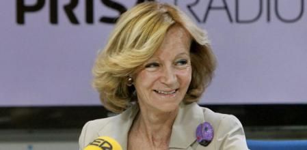 La vicepresidenta del Gobierno de Asuntos Económicos, Elena Salgado, durante una entrevista en la cadena SER