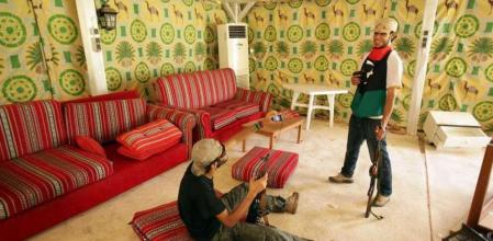 Imagen de la jaima donde el coronel Muanmar el Gadafi recibía a los dirigentes internacionales en Trípoli y que desde ayer está tomada por los rebeldes