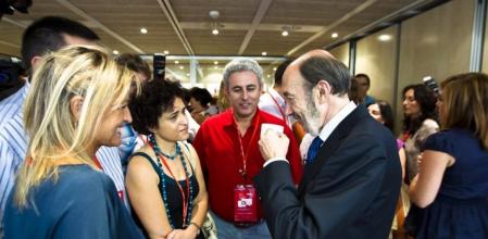 Con padres y madres. El candidato socialista se reunió ayer con medio centenar de padres y madres de menores de 15 años para conocer de primera mano sus preocupaciones