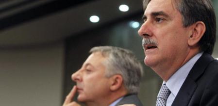 El portavoz del Gobierno y titular de Fomento, José Blanco, junto al ministro de Trabajo, Valeriano Gómez, durante la rueda de prensa ofrecida tras la reunión del Consejo de Ministros celebrada hoy en el Palacio de la Moncloa