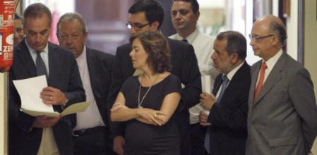 Los portavoces parlamentarios del PSOE, José Antonio Alonso (i), y del PP, Soraya Saenz de Santamaría, presentan en el Congreso el acuerdo para reformar la Constitución