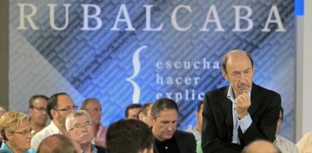 El candidato del PSOE a la Presidencia del Gobierno, Alfredo Pérez Rubalcaba, durante el encuentro que mantiene esta mañana con colectivos y entidades sociales y vecinales de la localidad madrileña de Fuenlabrada.