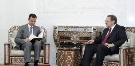El viceministro de Asuntos Exteriores ruso, Mijaíl Bogdanov (derecha), entregó ayer a Bashar el Asad, en Damasco, una carta del presidente Dimitri Medvédev