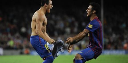 Alexis Sánchez y Thiago celebran el gol del chileno ante el Villarreal