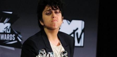 Lady Gaga vvestida de hombre en los premios MTV Video Music Awards