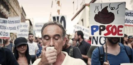 Gran número de personas del movimiento 15-M durante la marcha que han llevado a cabo hoy desde la sede del PSOE, en la calle Ferraz, hasta Sol, pasando por la sede del PP, en la calle Génova, en protesta contra la reforma constitucional que apoyan PSOE y PP