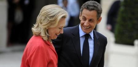 El Presidente de Francia, Nicolas Sarkozy, y la Secretaria de Estado de EE.UU., Hilary Clinton, se saludan en en la entrada a la cumbre de los 'Amigos de Libia' en París.
