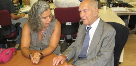 El autor de 'Indignados' Stéphane Hessel en su visita la redacción de guyanaguardian.com