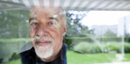Paulo Coelho, reflejado en una ventana de su casa