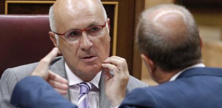 El ministro de Industria, Miguel Sebastián, conversa con el portavoz de CiU en el Congreso, Josep Antoni Duran Lleida, durante el pleno del Congreso