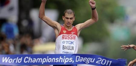 El atleta Sergey Bakulin de Rusia cruza la meta en el primer lugar de la prueba de 50 kilómetros marcha atlética en los Mundiales de Atletismo de Daegu (Corea del Sur)