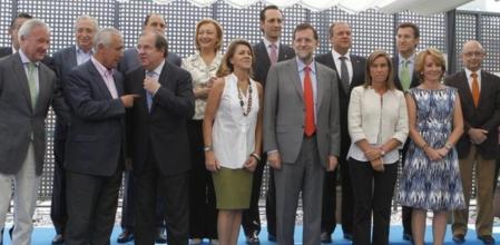 El líder del PP. Mariano Rajoy, posa con los integrantes de la Junta Directiva Nacional de su fuerza política con quienes se ha reunido, por vez primera tras las vacaciones de verano