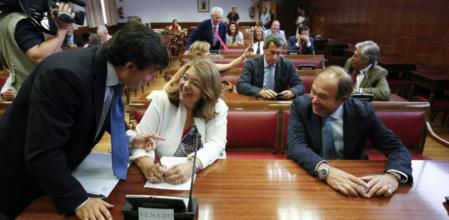 El senador socialista Jose Ignacio Pérez Sáenz (izquierda) charla con los populares Elvira Rodríguez y Pío García Escudero antes del comienzo en la Cámara Alta de la tramitación de la reforma del artículo 135 de la Constitución, que consagra la estabilidad presupuestaria