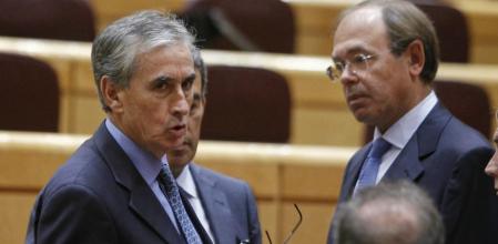 El ministro de la Presidencia, Ramón Jáuregui (izquierda), conversa con el senador del PP, Pío García Escudero, al comienzo del pleno del Senado que debate la reforma del artículo 153 de la Constitución