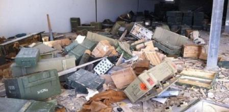 Un arsenal saqueado en Trípoli.