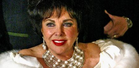 Elizabeth Taylor en una foto de archivo con una de sus joyas más preciadas, en febrero de 2007