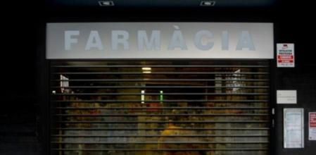 Farmacia cerrada, en Barcelona, durante una huelga.