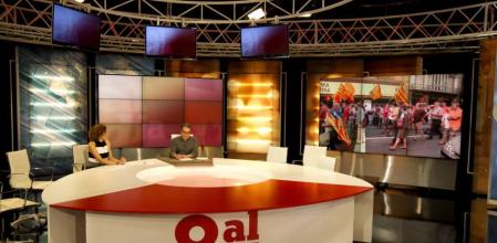 La gran mesa. El plató de 8 al dia tiene tres grandes espacios, entre los que destaca la gran mesa en la que Josep Cuní presentará el programa junto a Antònia Castelló