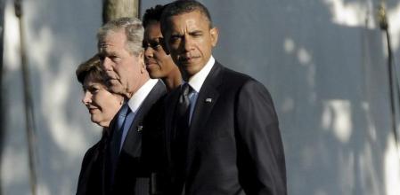 El presidente de EEUU, Barack Obama (d) y la primera dama estadounidense, Michelle Obama (2-d), acompañados por el ex presidente estadounidense George W. Bush (2-i) y su mujer Laura (i), caminan por el parque y museo 'National September 11 Memorial', en el World Trade Center de NuevaYork