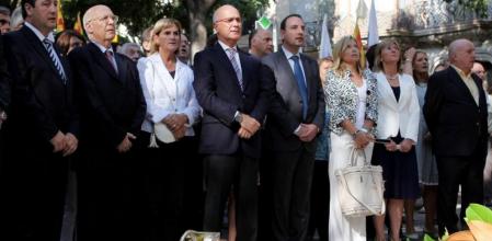 Josep Antoni Duran i Lleida cantando 'Els Segadors' en la ofrenda floral en el monumento de Rafael Casanova.