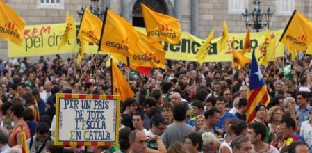 Miles de personas se han concentrado esta tarde ante en la plaza de Sant Jaume de Barcelona en defensa del modelo de inmersión lingüística en las escuelas catalanas convocadas por todos los sindicatos y entidades de la enseñanza en Catalunya.