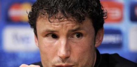 El jugador del AC Milan, Van Bommel, en el transcurso de la rueda de prensa que ha ofrecido en Barcelona, antes del encuentro que disputarán el FC Barcelona y el Milan, correspondiente a la Liga de Campeones