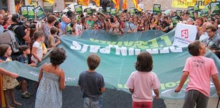 Miles de ciudadanos, familias y profesores se han concentrado este lunes desde las 19 horas en la plaza Sant Jaume de Barcelona y en las plazas de los ayuntamientos de los municipios catalanes en defensa de la inmersión lingüística en Catalunya.