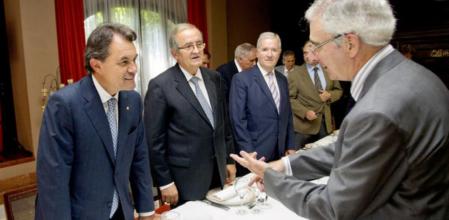 Artur Mas conversa con uno de los asistentes al encuentro; a su izquierda, Josep González (Pimec)