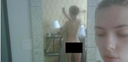 Scarlett Johansson, supuestamente, se encuentra en el baño haciéndose una foto de su trasero a través del espejo