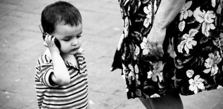 Un niño conversa por teléfono móvil