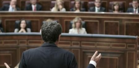 El presidente del Gobierno, José Luis Rodríguez Zapatero (de espaldas), responde a la pregunta del líder del PP, Mariano Rajoy