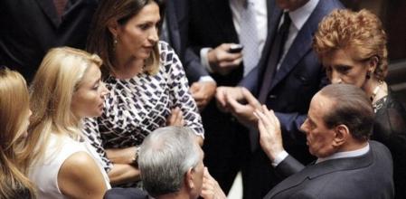El primer ministro italiano, Silvio Berlusconi habla con los diputados de su partido en Roma.