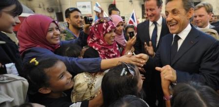 Baño de multitudes de Sarkozy y Cameron en Libia.