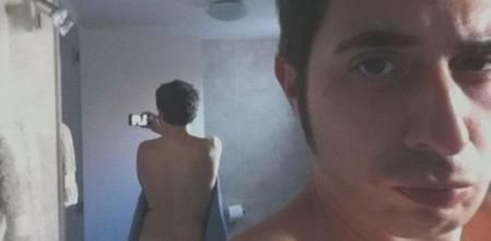 Berto Romero publica unas fotos en Twitter en el que posa a lo Scarlett enseñando sus encantos