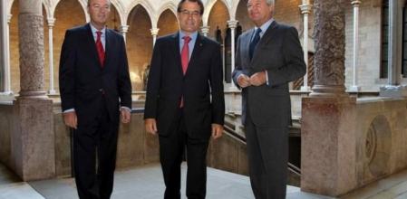 Los presidentes de las comunidades autónomas de Valencia, Alberto Fabra; Cataluña, ArturMas, y Murcia, Ramón Luis Valcárcel, a su llegada esta mañana al Palau de la Generalitat,