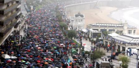 Miles de personas participan en una manifestación en favor de los presos de ETA organizada por Egin Dezagun Bidea en San Sebastián