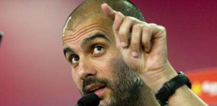 El entrenador del FC. Barcelona, Josep Guardiola, durante la rueda de prensa ofrecida tras el entrenamiento de la plantilla azulgrana en la Ciudad deportiva Joan Gamper de Sant Joan Despí