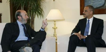 Rubalcaba se defiende en inglés, aunque a veces requiere un intérprete; en su etapa en Interior, con el fiscal estadounidense, Eric Holder