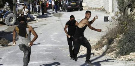 Un grupo de palestinos se enfrentan a tropas israelíes en la localidad de Asera, cerca de Naplusa, Cisjordania.