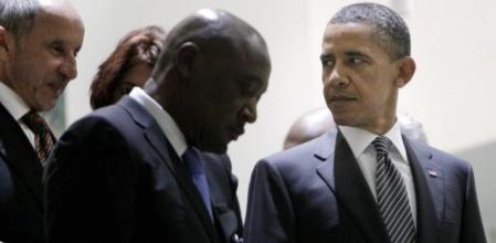 El presidente de EE.UU., Barack Obama, habla con el presidente del Consejo Nacional de Transición libio (CNT), Mustafá Abdul Jalil, en la ONU.