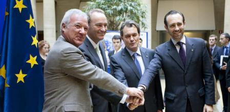 Los presidentes de Murcia, Ramón Luis Valcárcel, de la Comunidad Valenciana, Alberto Fabra, de Catalunya, Artur Mas, y de las Islas Baleares, José Ramón Bauzá, durante la cumbre organizada por la Asociación FERRMED que se ha celebrado hoy en Bruselas, para apoyar el proyecto ferroviario del Corredor Meditarráneo